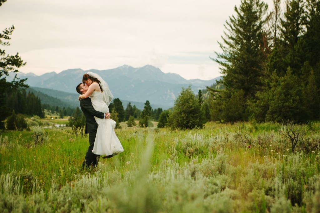 Rainbow Ranch Lodge Big Sky MT Wedding Photos Couple Kissing