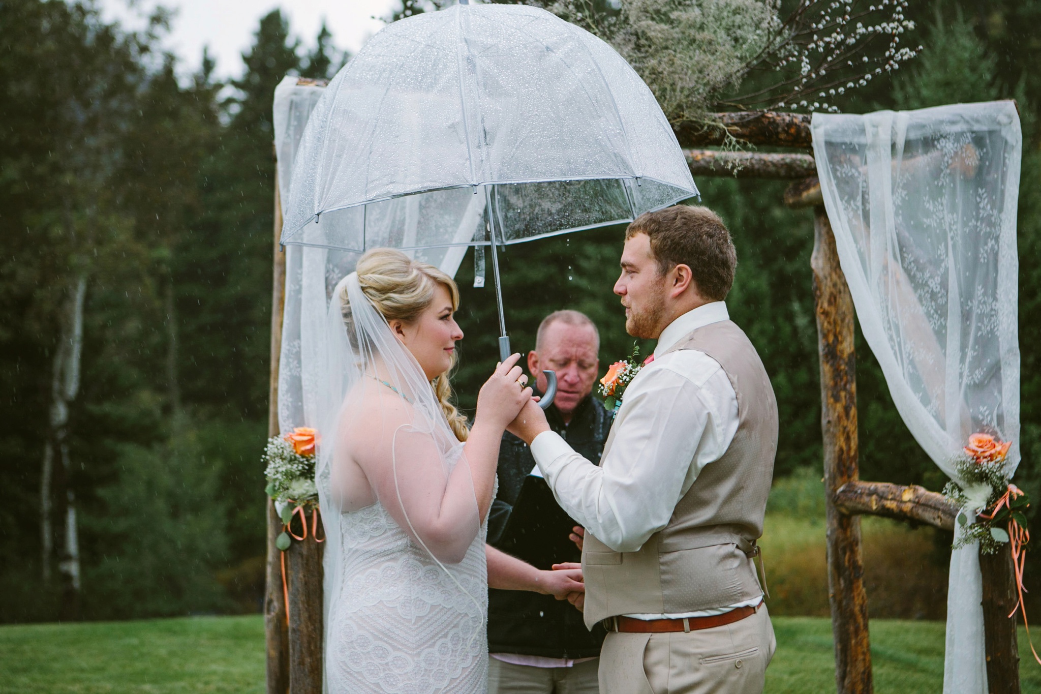 Arrowpeak Lodge Great Falls MT Wedding Photos Ceremony in Rain