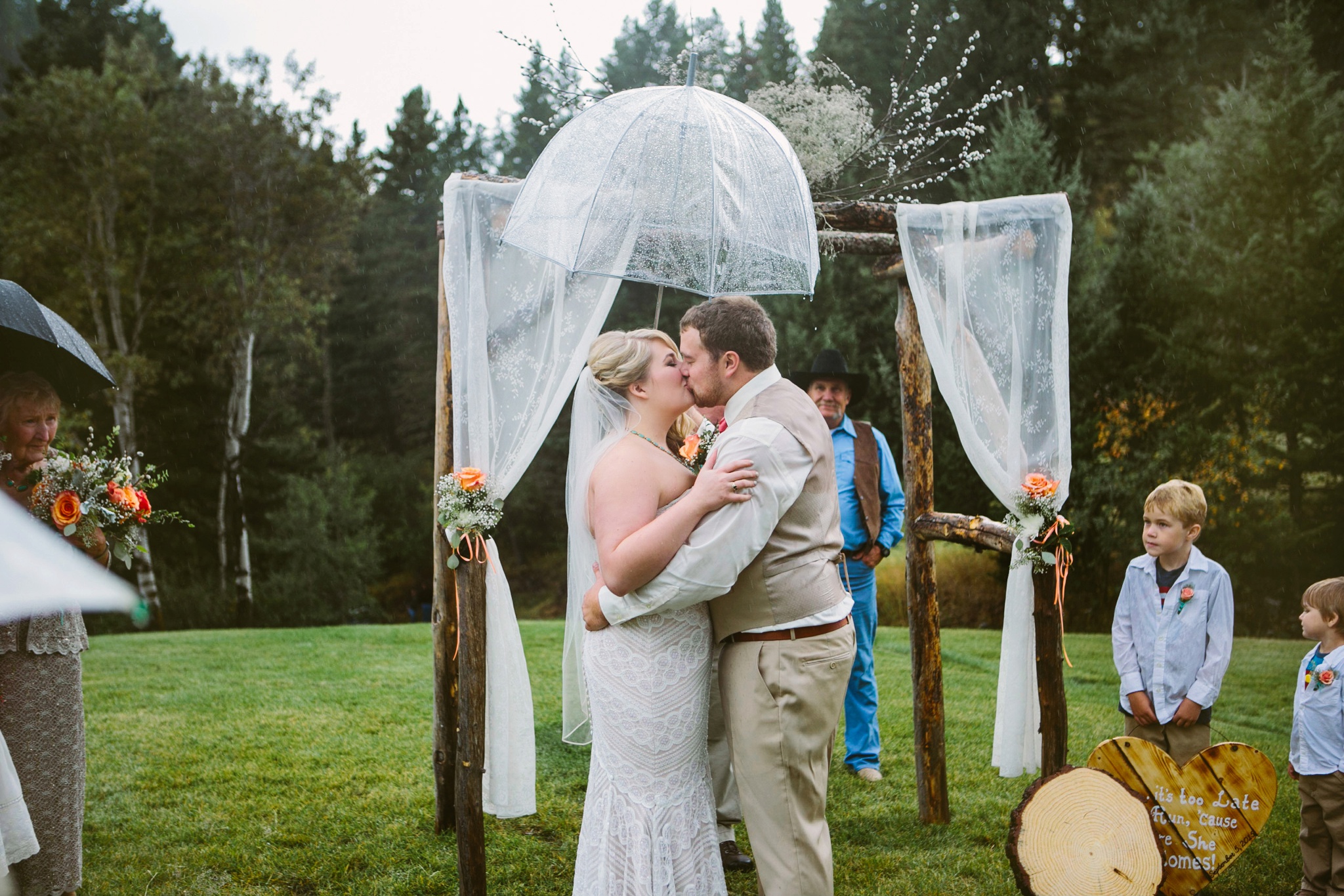 Arrowpeak Lodge Great Falls MT Wedding Photos Ceremony Kiss in Rain