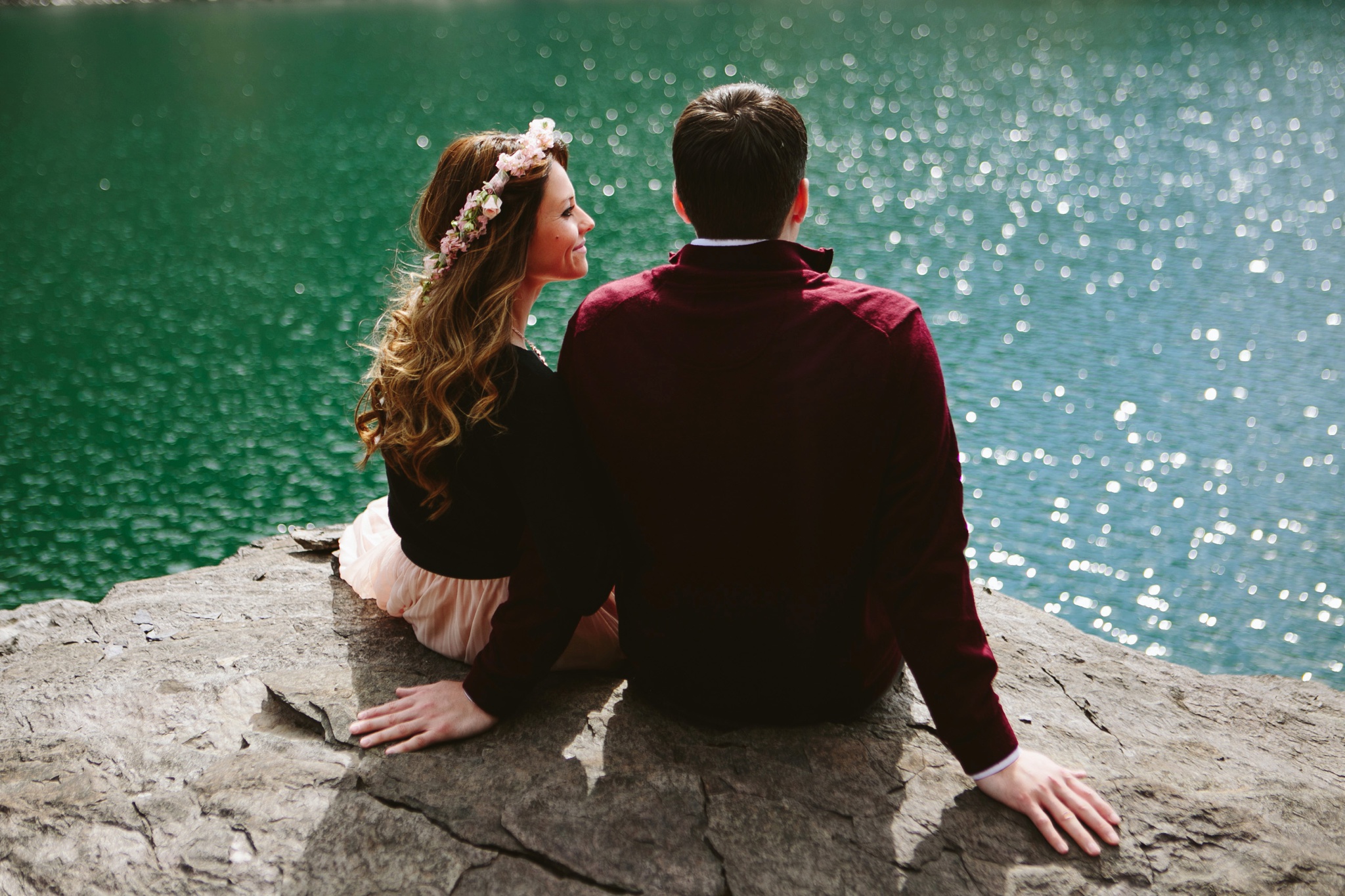 Missoula MT Engagement photos couple sitting on a cliff above mountain lake