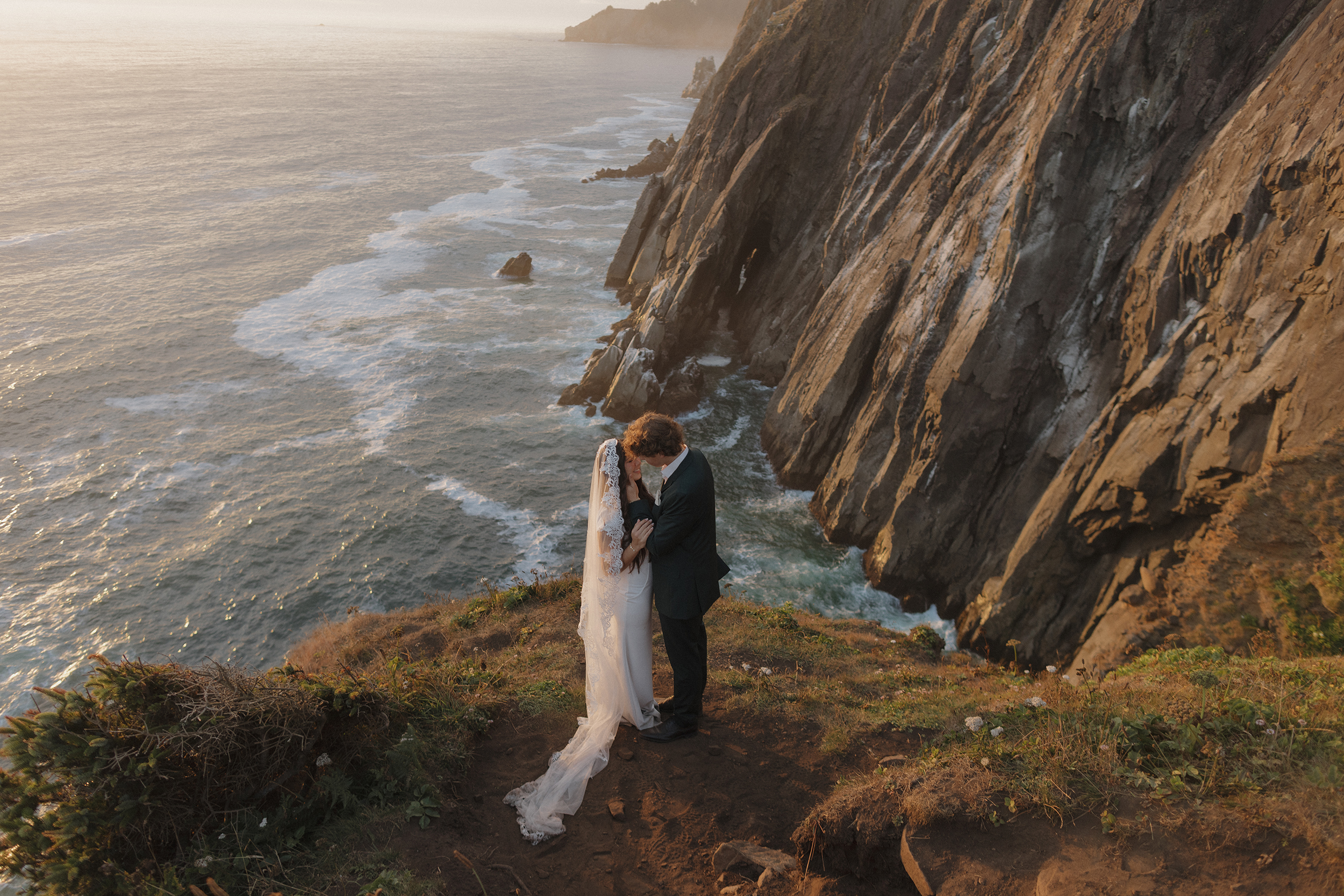 elopement on the cliffs of the Oregon Coast